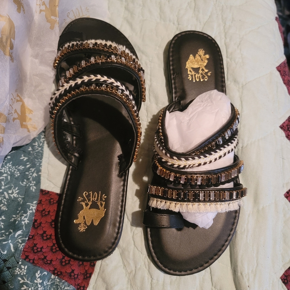 Camel toe sandals